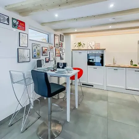 Stylisches Mit Terrasse In Der Altstadt Von Apartman *