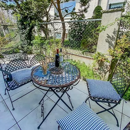 Apartman Stylisches Mit Terrasse In Der Altstadt Von *